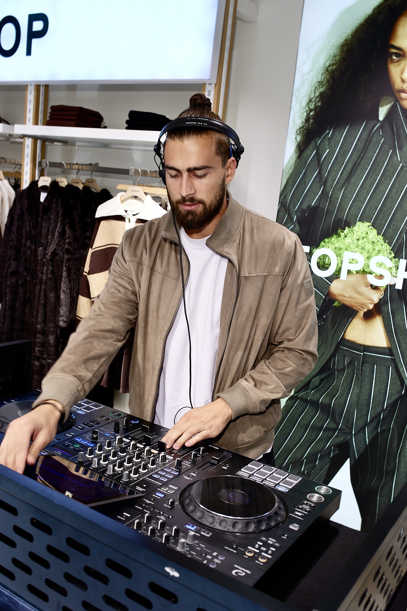 DJ Galij Vračun med nastopom na brand dogodku, portret za mešalno mizo